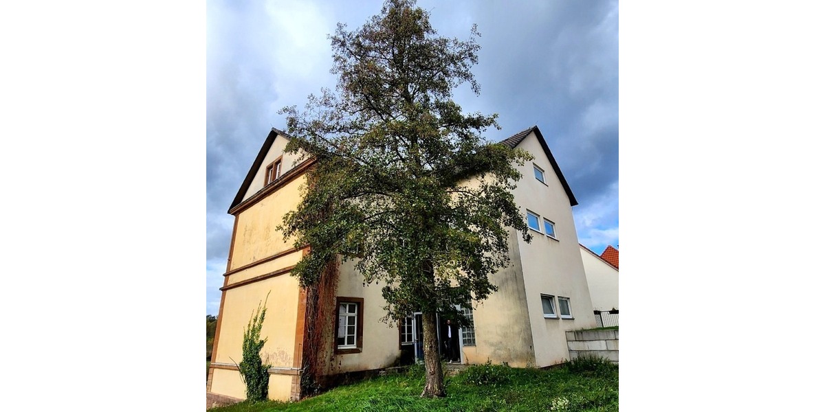 Top-Renditeobjekt: 5 Wohneinheiten im historischen Schulhaus mit großem Entwicklungspotenzial - Mehrfamilienhaus, Wohnhaus Althornbach Bödingerhof | Angebot:24700023