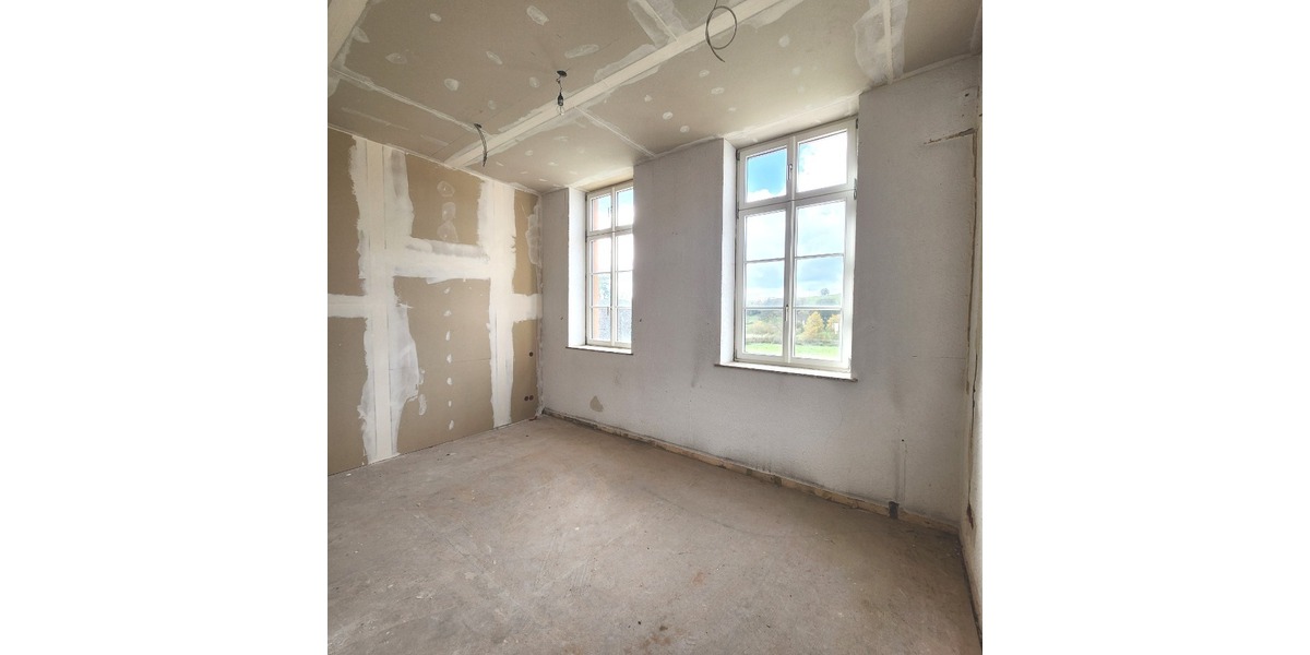 Top-Renditeobjekt: 5 Wohneinheiten im historischen Schulhaus mit großem Entwicklungspotenzial - Mehrfamilienhaus, Wohnhaus Althornbach Bödingerhof | Angebot:24700023