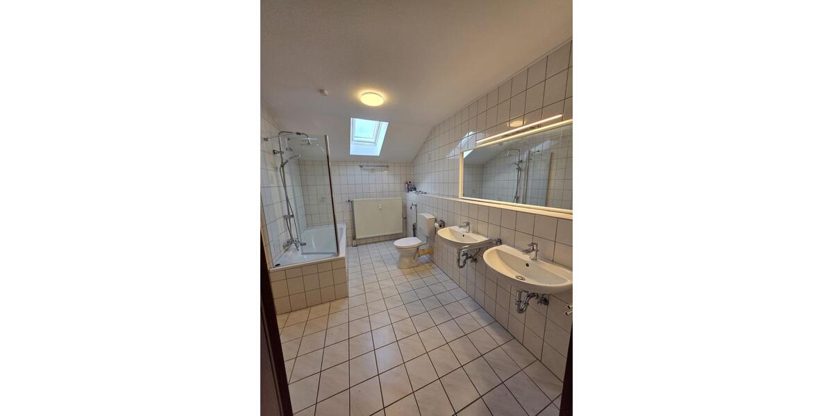 Dachgeschoßwohnung Saarbrücken Kieselhumes - 3.5 Zimmer, 115 m&sup2;, 995&euro; | Angebot:25973610