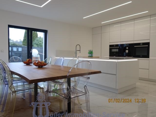 Modernes luxuriöses Wohnhaus, Bungalowstil, mit Außenpool, in schöner Stadtrandlage - Einfamilienhaus Homburg | Angebot:14540143