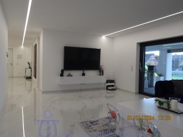 Modernes luxuriöses Wohnhaus, Bungalowstil, mit Außenpool, in schöner Stadtrandlage - Einfamilienhaus Homburg | Angebot:14540143