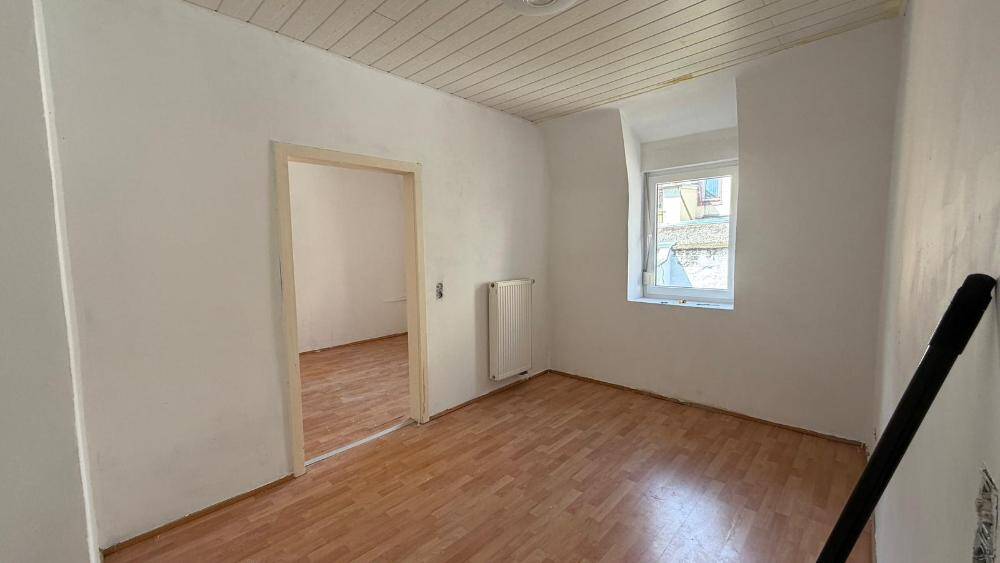 Reihenmittelhaus Pirmasens Innenstadt - 7 Zimmer, 181 m&sup2;, 159.000&euro; | Angebot:26261505