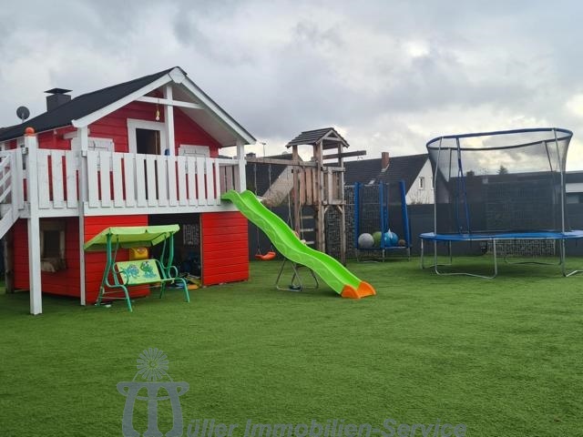 Modernes luxuriöses Wohnhaus, Bungalowstil, mit Außenpool, in schöner Stadtrandlage - Einfamilienhaus Homburg | Angebot:14540143