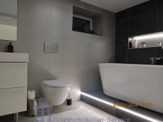 Modernes luxuriöses Wohnhaus, Bungalowstil, mit Außenpool, in schöner Stadtrandlage - Einfamilienhaus Homburg | Angebot:14540143