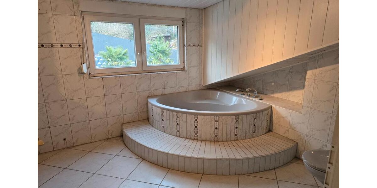 Etagenwohnung Saarbrücken Brebach-Fechingen - 5 Zimmer, 155 m&sup2;, 195.000&euro; | Angebot:26111977