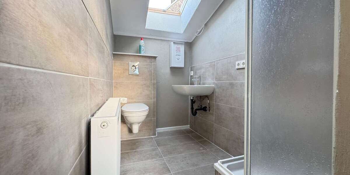 Sanierte 2-Zimmer-Dachgeschosswohnung mit neuem Bad in Ensheim - Dachgeschoßwohnung Saarbrücken-Halberg Halberg | Angebot:26931577