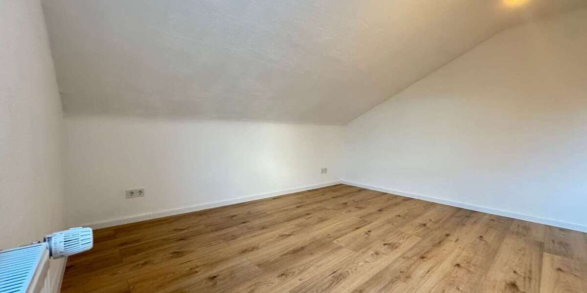 Sanierte 2-Zimmer-Dachgeschosswohnung mit neuem Bad in Ensheim - Dachgeschoßwohnung Saarbrücken-Halberg Halberg | Angebot:26931577