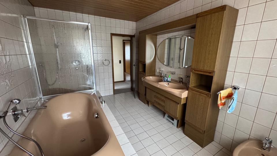 Einfamilienhaus Schiffweiler - 8 Zimmer, 233 m&sup2;, 249.000&euro; | Angebot:26130029