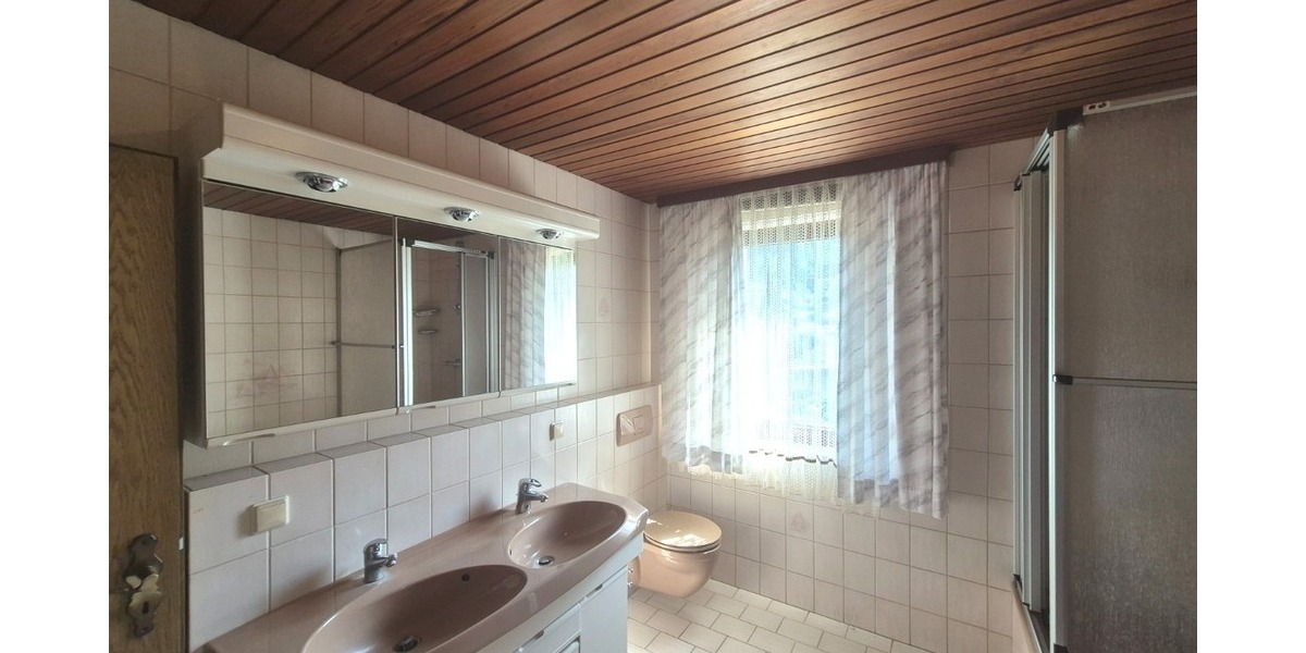 Vielseitiges Zweifamilienhaus mit Gewerbemöglichkeit, zahlreichen Stellplätzen u. idyllischem Garten - Zweifamilienhaus Friedelhausen Friedelhausen | Angebot:22137659