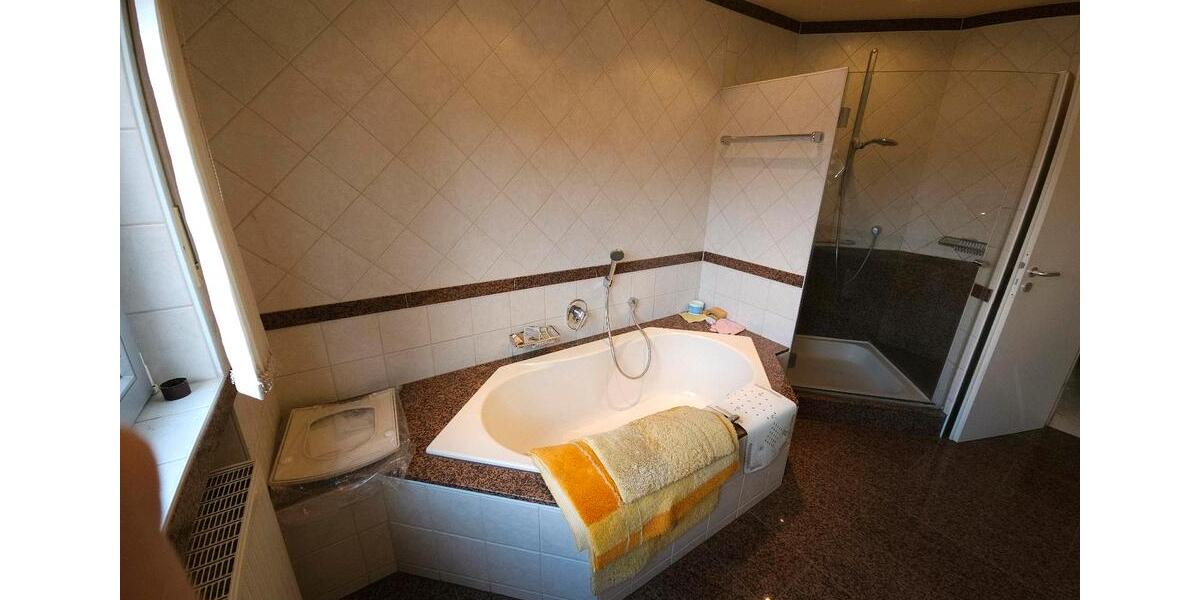 Einfamilienhaus Bexbach - 5 Zimmer, 230 m&sup2;, 1.800&euro; | Angebot:26039639