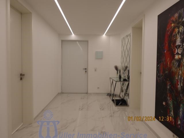 Modernes luxuriöses Wohnhaus, Bungalowstil, mit Außenpool, in schöner Stadtrandlage - Einfamilienhaus Homburg | Angebot:14540143