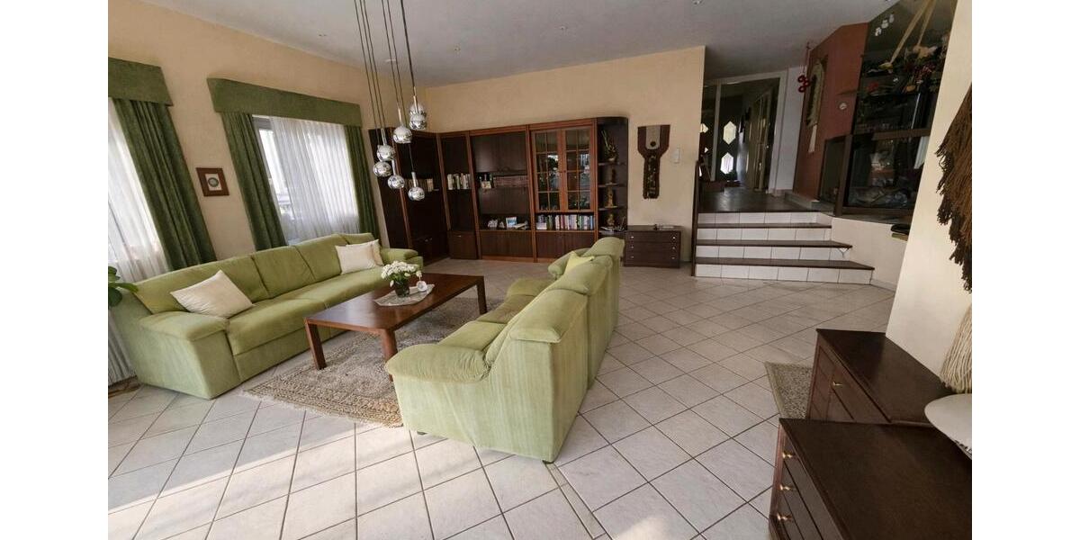 Einfamilienhaus Bexbach - 5 Zimmer, 230 m&sup2;, 1.800&euro; | Angebot:26039639