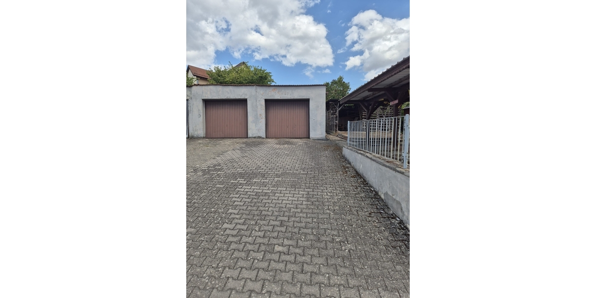 Reserviert-EFH mit Anbau, 2 Garagen & mehreren Stellplätzen – Renovierungsobjekt mit viel Potenzial für den schmalen Geldbeutel - Einfamilienhaus Gries | Angebot:27179286