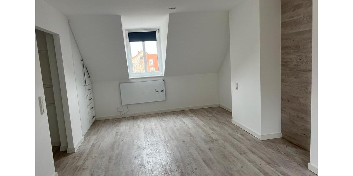 Dachgeschoßwohnung Saarbrücken - 1 Zimmer, 32 m&sup2;, 490&euro; | Angebot:26039873
