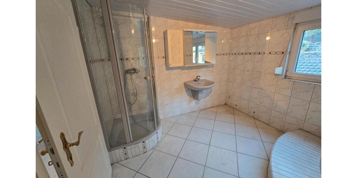 Etagenwohnung Saarbrücken Brebach-Fechingen - 5 Zimmer, 155 m&sup2;, 195.000&euro; | Angebot:26111977