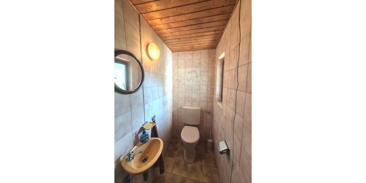 Vielseitiges Zweifamilienhaus mit Gewerbemöglichkeit, zahlreichen Stellplätzen u. idyllischem Garten - Zweifamilienhaus Friedelhausen Friedelhausen | Angebot:22137659