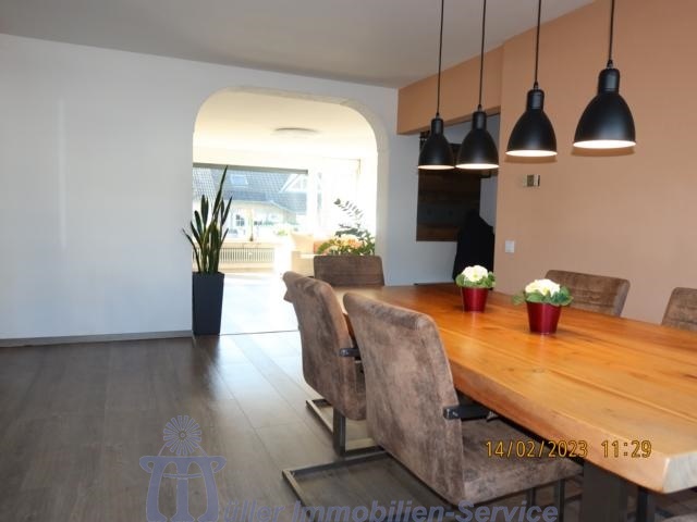 Großzügiges lichtdurchflutetes Zwei-Generationenhaus in schöner Stadtrandlage - Einfamilienhaus Homburg | Angebot:10240180