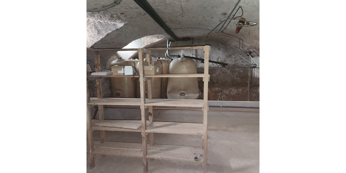 Top-Renditeobjekt: 5 Wohneinheiten im historischen Schulhaus mit großem Entwicklungspotenzial - Mehrfamilienhaus, Wohnhaus Althornbach Bödingerhof | Angebot:24700023