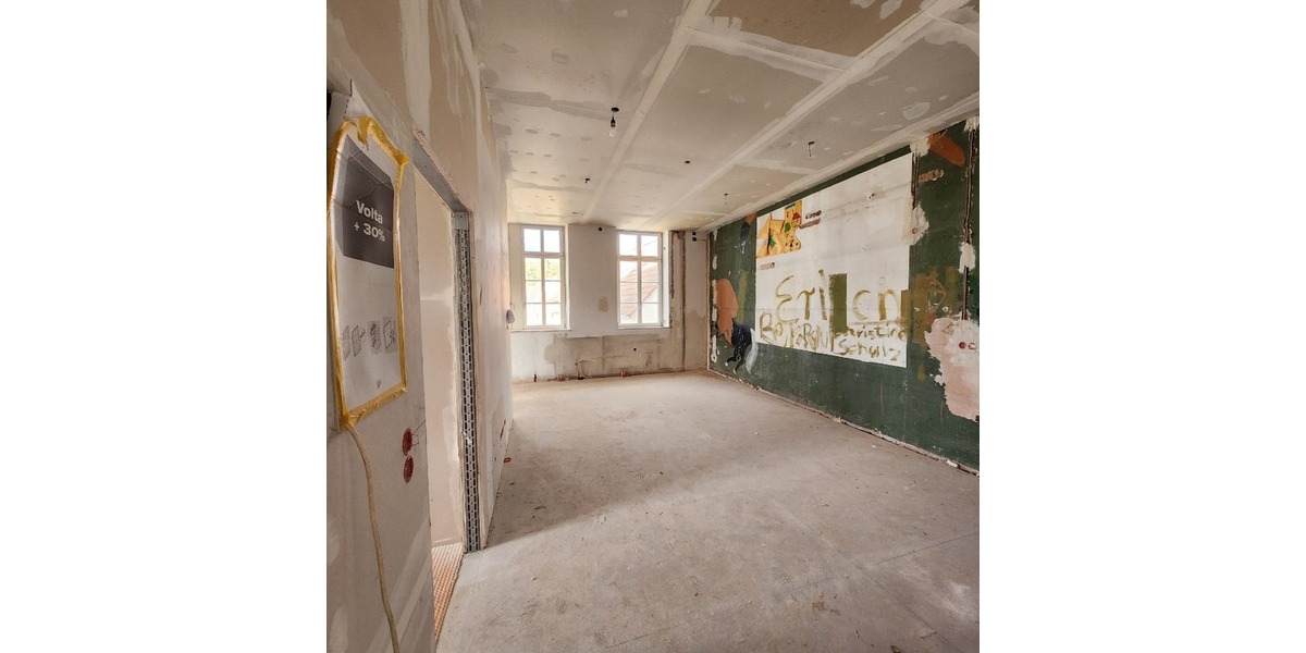 Top-Renditeobjekt: 5 Wohneinheiten im historischen Schulhaus mit großem Entwicklungspotenzial - Mehrfamilienhaus, Wohnhaus Althornbach Bödingerhof | Angebot:24700023