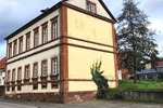 Top-Renditeobjekt: 5 Wohneinheiten im historischen Schulhaus mit großem Entwicklungspotenzial - Mehrfamilienhaus, Wohnhaus Althornbach Bödingerhof | Angebot:24700023