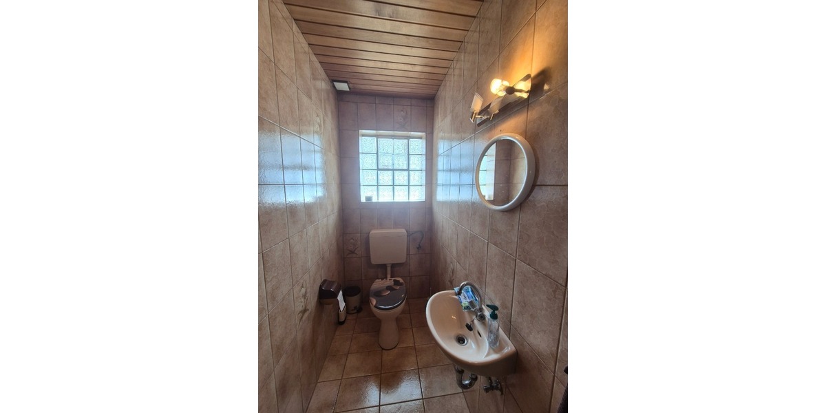 Vielseitiges Zweifamilienhaus mit Gewerbemöglichkeit, zahlreichen Stellplätzen u. idyllischem Garten - Zweifamilienhaus Friedelhausen Friedelhausen | Angebot:22137659