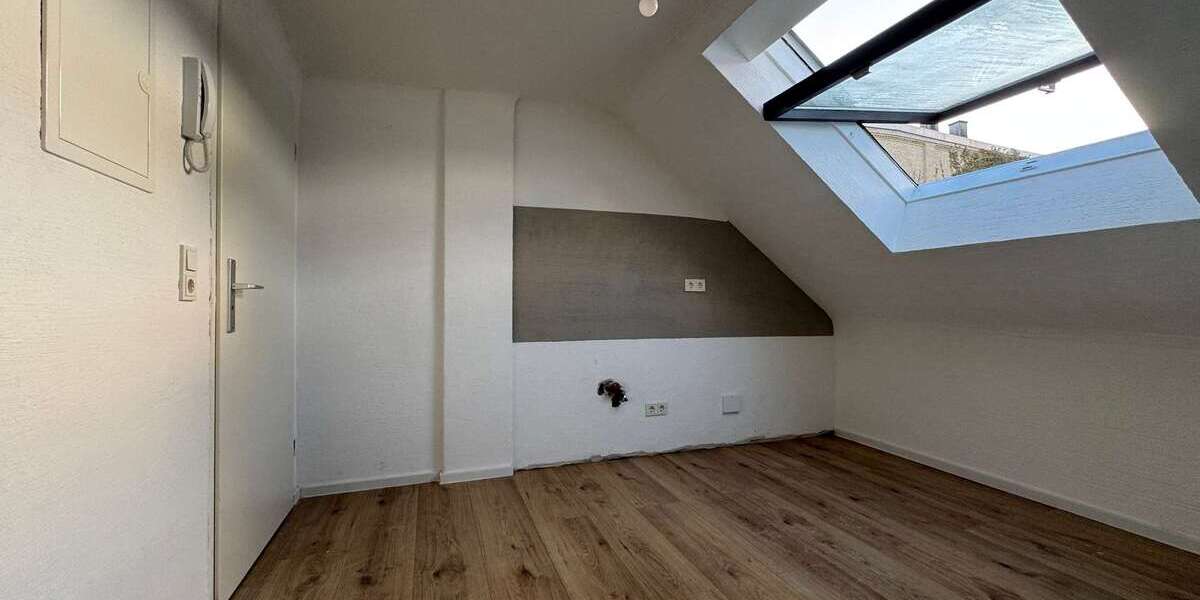 Sanierte 2-Zimmer-Dachgeschosswohnung mit neuem Bad in Ensheim - Dachgeschoßwohnung Saarbrücken-Halberg Halberg | Angebot:26931577