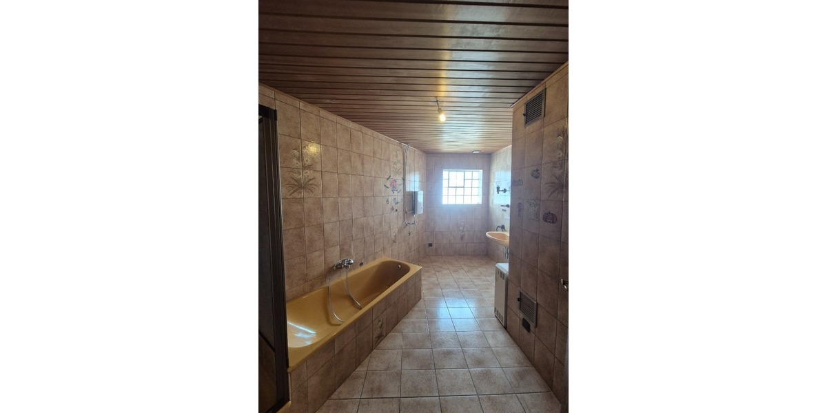 Vielseitiges Zweifamilienhaus mit Gewerbemöglichkeit, zahlreichen Stellplätzen u. idyllischem Garten - Zweifamilienhaus Friedelhausen Friedelhausen | Angebot:22137659