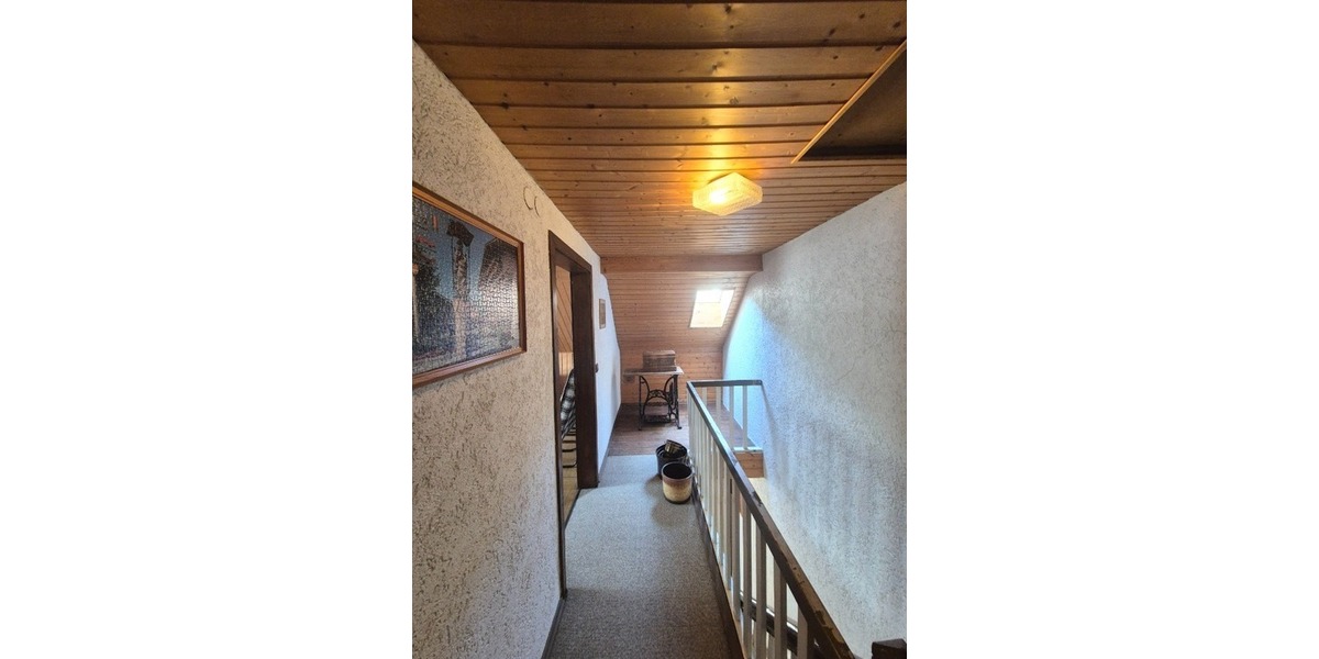 Vielseitiges Zweifamilienhaus mit Gewerbemöglichkeit, zahlreichen Stellplätzen u. idyllischem Garten - Zweifamilienhaus Friedelhausen Friedelhausen | Angebot:22137659