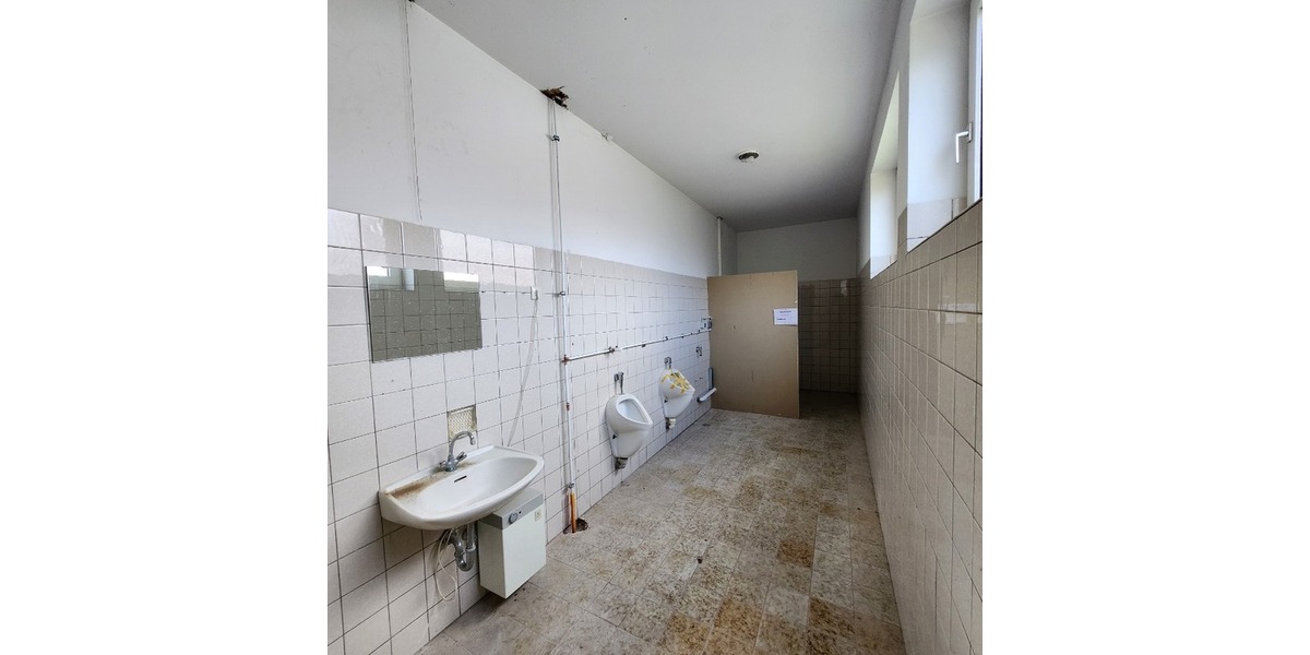 Top-Renditeobjekt: 5 Wohneinheiten im historischen Schulhaus mit großem Entwicklungspotenzial - Mehrfamilienhaus, Wohnhaus Althornbach Bödingerhof | Angebot:24700023