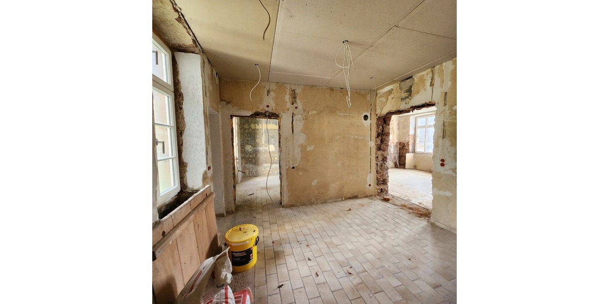 Top-Renditeobjekt: 5 Wohneinheiten im historischen Schulhaus mit großem Entwicklungspotenzial - Mehrfamilienhaus, Wohnhaus Althornbach Bödingerhof | Angebot:24700023