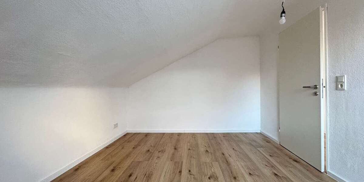Sanierte 2-Zimmer-Dachgeschosswohnung mit neuem Bad in Ensheim - Dachgeschoßwohnung Saarbrücken-Halberg Halberg | Angebot:26931577