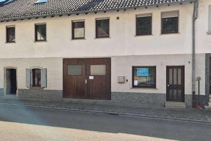 Vielseitiges Zweifamilienhaus mit Gewerbemöglichkeit, zahlreichen Stellplätzen u. idyllischem Garten - Haus Friedelhausen Friedelhausen | Angebot:27131029