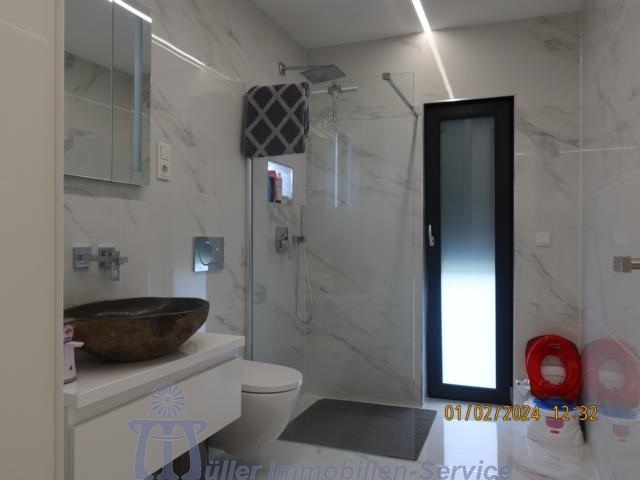 Modernes luxuriöses Wohnhaus, Bungalowstil, mit Außenpool, in schöner Stadtrandlage - Einfamilienhaus Homburg | Angebot:14540143