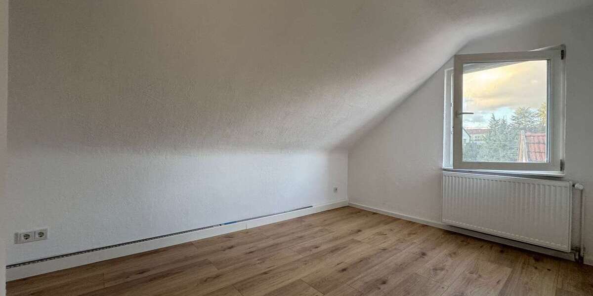 Sanierte 2-Zimmer-Dachgeschosswohnung mit neuem Bad in Ensheim - Dachgeschoßwohnung Saarbrücken-Halberg Halberg | Angebot:26931577