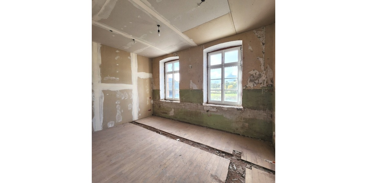 Top-Renditeobjekt: 5 Wohneinheiten im historischen Schulhaus mit großem Entwicklungspotenzial - Mehrfamilienhaus, Wohnhaus Althornbach Bödingerhof | Angebot:24700023