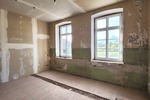 Top-Renditeobjekt: 5 Wohneinheiten im historischen Schulhaus mit großem Entwicklungspotenzial - Mehrfamilienhaus, Wohnhaus Althornbach Bödingerhof | Angebot:24700023