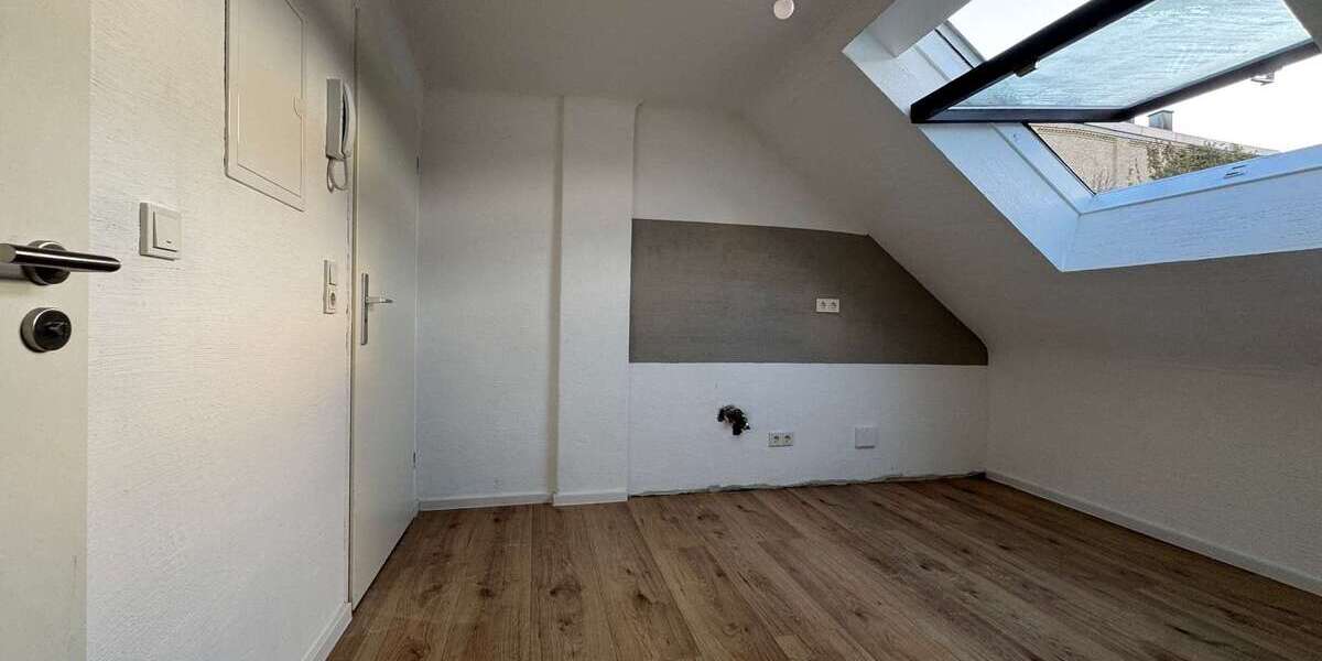 Sanierte 2-Zimmer-Dachgeschosswohnung mit neuem Bad in Ensheim - Dachgeschoßwohnung Saarbrücken-Halberg Halberg | Angebot:26931577