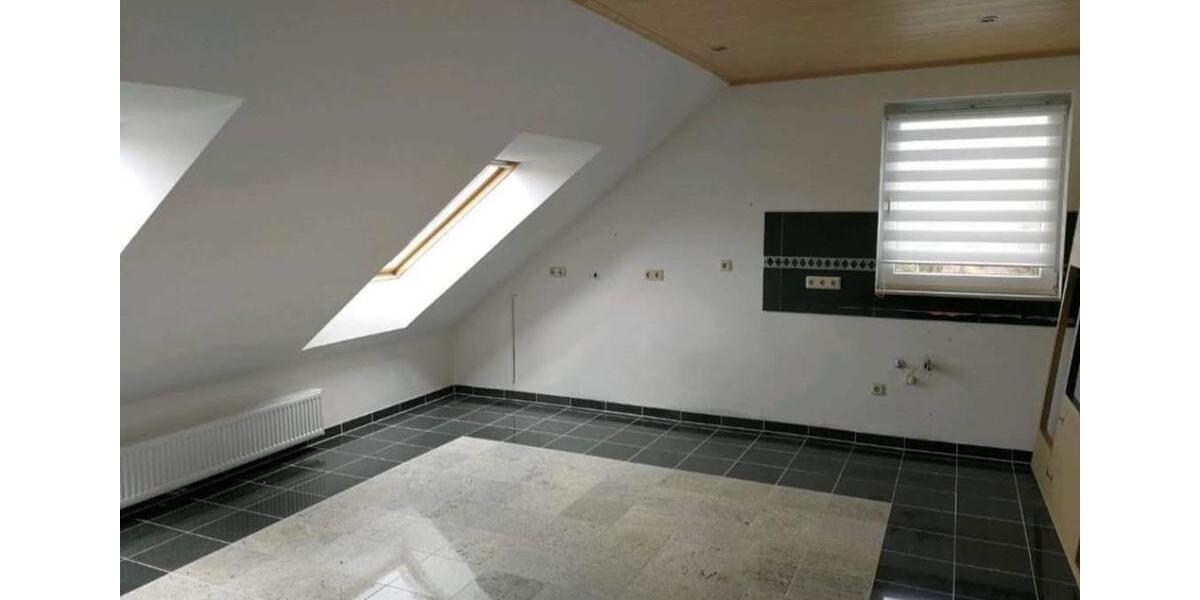 Dachgeschoßwohnung Schiffweiler - 4 Zimmer, 85 m&sup2;, 600&euro; | Angebot:25996937