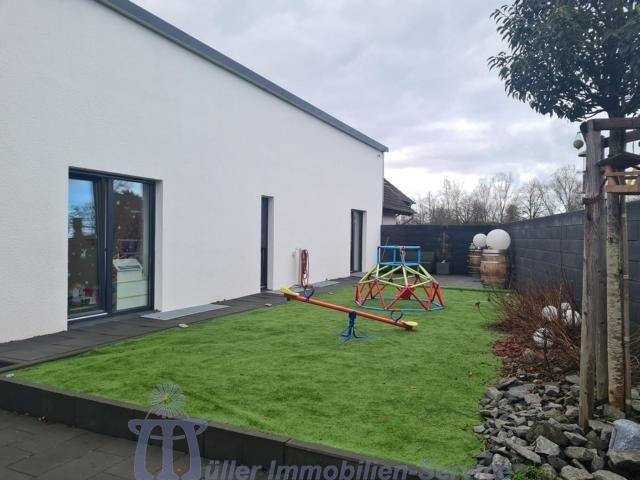 Modernes luxuriöses Wohnhaus, Bungalowstil, mit Außenpool, in schöner Stadtrandlage - Einfamilienhaus Homburg | Angebot:14540143