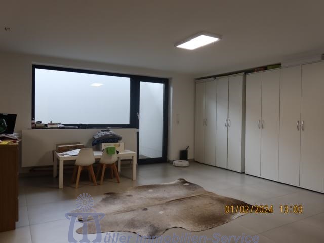 Modernes luxuriöses Wohnhaus, Bungalowstil, mit Außenpool, in schöner Stadtrandlage - Einfamilienhaus Homburg | Angebot:14540143