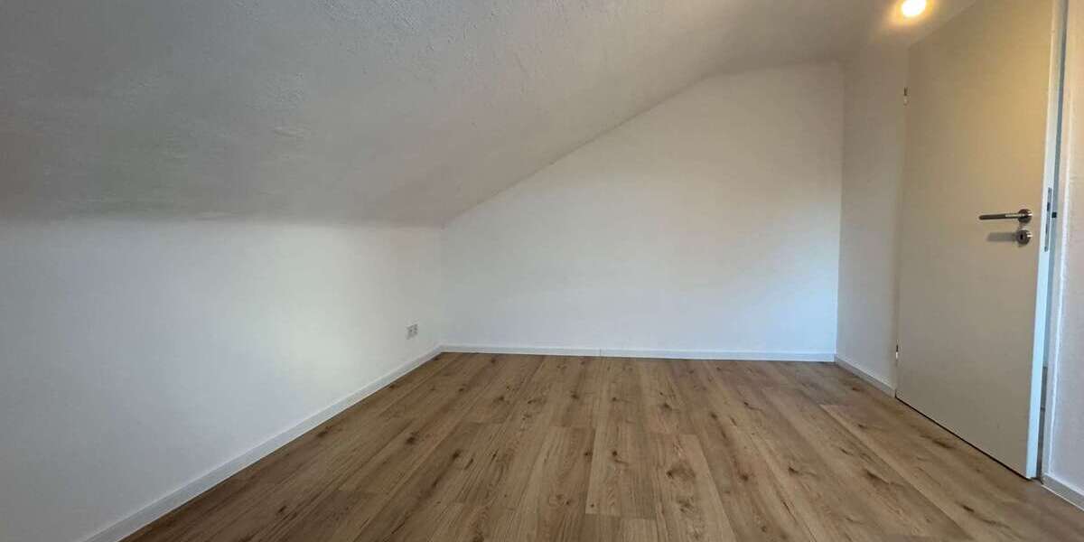 Sanierte 2-Zimmer-Dachgeschosswohnung mit neuem Bad in Ensheim - Dachgeschoßwohnung Saarbrücken-Halberg Halberg | Angebot:26931577