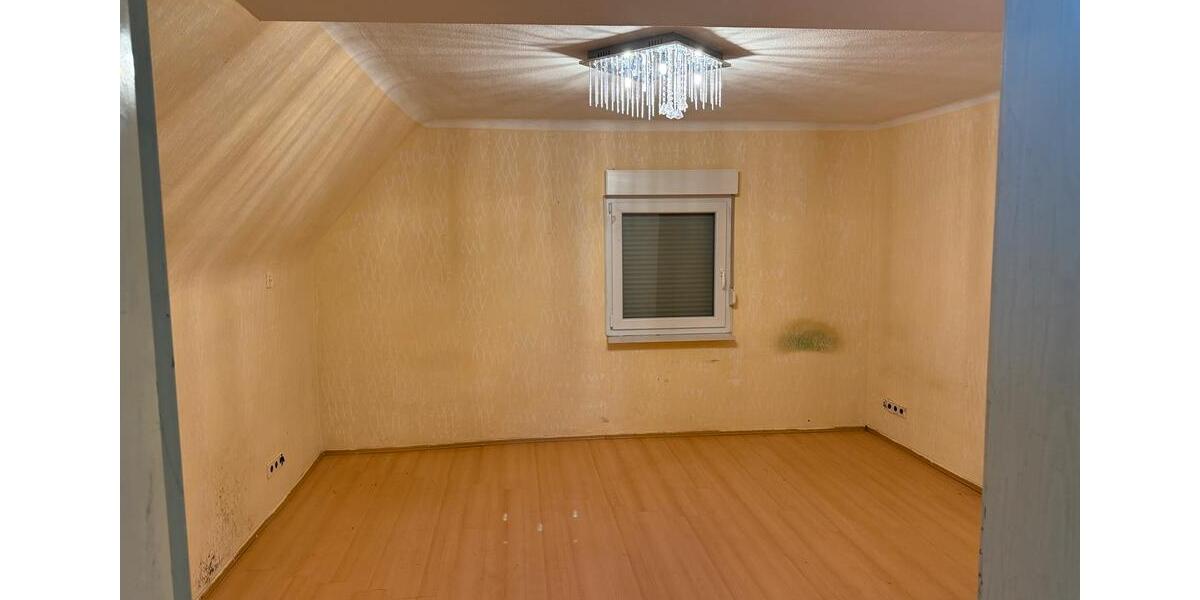 Einfamilienhaus Bexbach - 7 Zimmer, 140 m&sup2;, 136.000&euro; | Angebot:24397424