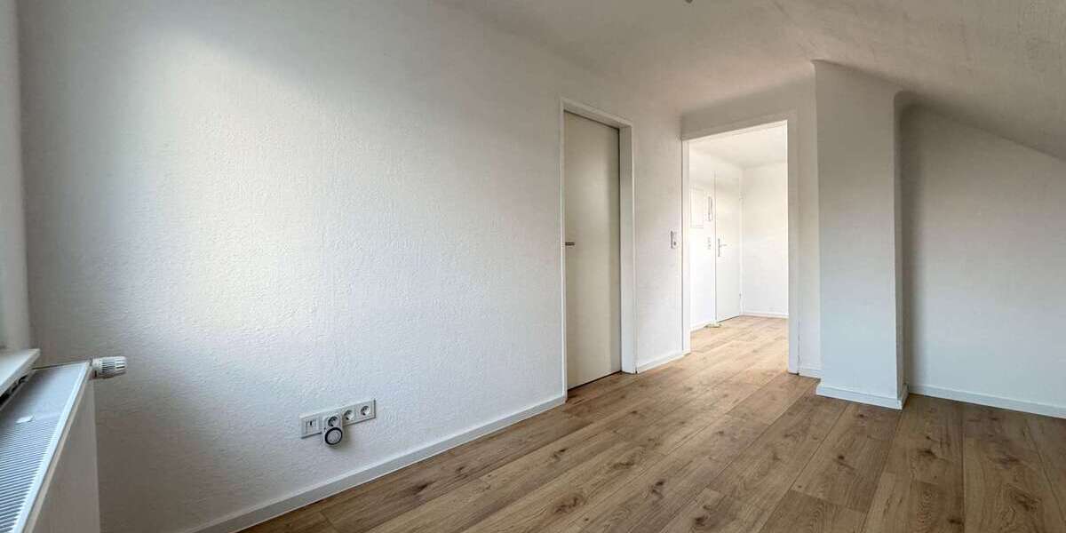 Sanierte 2-Zimmer-Dachgeschosswohnung mit neuem Bad in Ensheim - Dachgeschoßwohnung Saarbrücken-Halberg Halberg | Angebot:26931577
