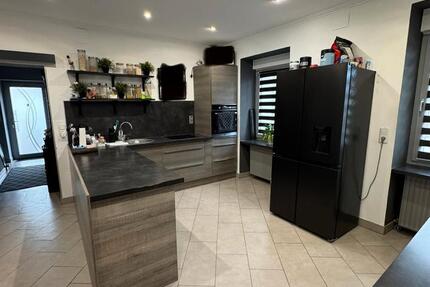 Haus Saarbrücken West - 5 Zimmer, 160 m&sup2;, 1.500&euro; | Angebot:25750506