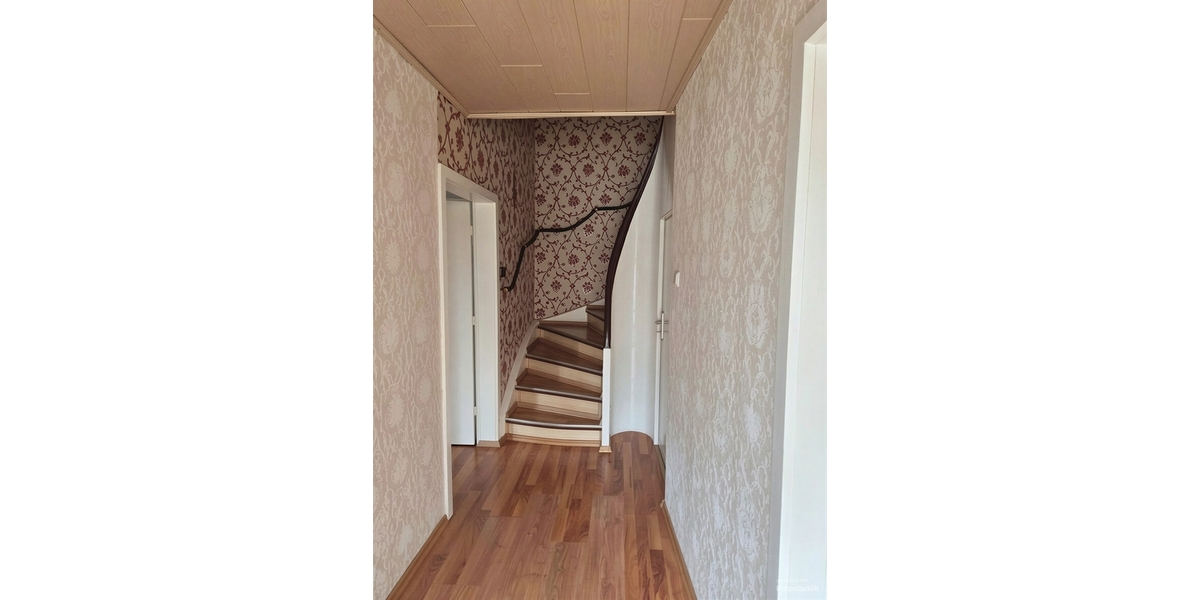 Reserviert-EFH mit Anbau, 2 Garagen & mehreren Stellplätzen – Renovierungsobjekt mit viel Potenzial für den schmalen Geldbeutel - Einfamilienhaus Gries | Angebot:27179286