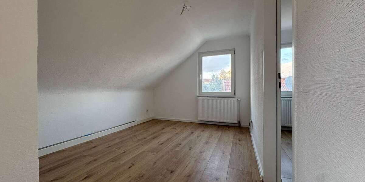 Sanierte 2-Zimmer-Dachgeschosswohnung mit neuem Bad in Ensheim - Dachgeschoßwohnung Saarbrücken-Halberg Halberg | Angebot:26931577