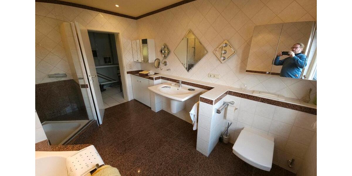 Einfamilienhaus Bexbach - 5 Zimmer, 230 m&sup2;, 1.800&euro; | Angebot:26039639