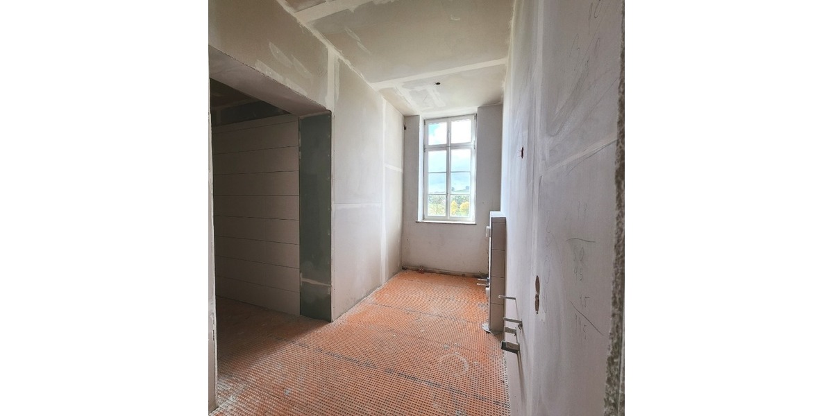 Top-Renditeobjekt: 5 Wohneinheiten im historischen Schulhaus mit großem Entwicklungspotenzial - Mehrfamilienhaus, Wohnhaus Althornbach Bödingerhof | Angebot:24700023