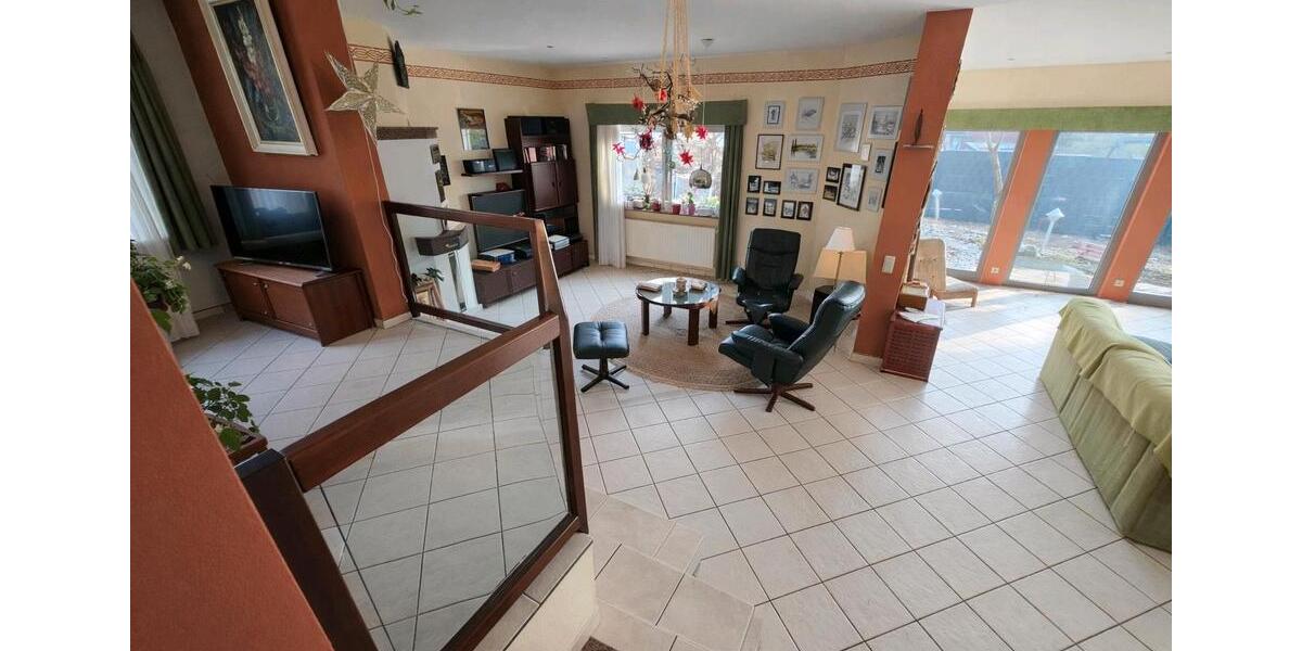 Einfamilienhaus Bexbach - 5 Zimmer, 230 m&sup2;, 1.800&euro; | Angebot:26039639