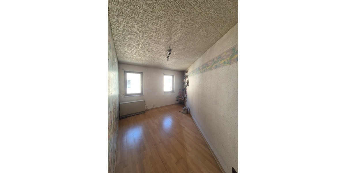 Vielseitiges Zweifamilienhaus mit Gewerbemöglichkeit, zahlreichen Stellplätzen u. idyllischem Garten - Zweifamilienhaus Friedelhausen Friedelhausen | Angebot:22137659